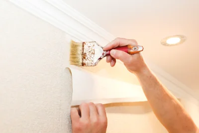 Pose de papier peint à Erbajolo — revêtements muraux et toiles de verre